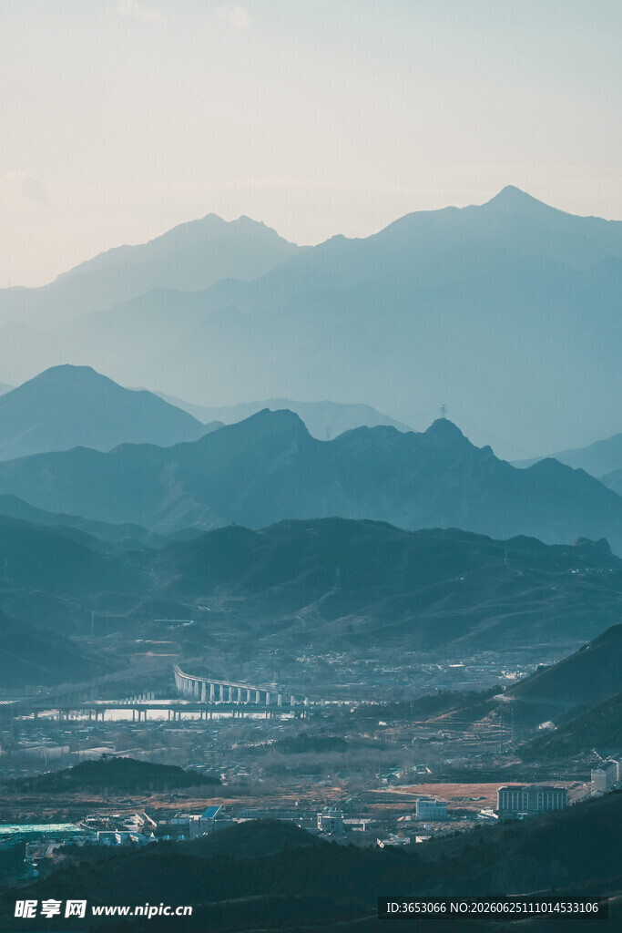 山峦下的城镇远景