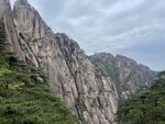 壮丽山景峰石与绿植相映