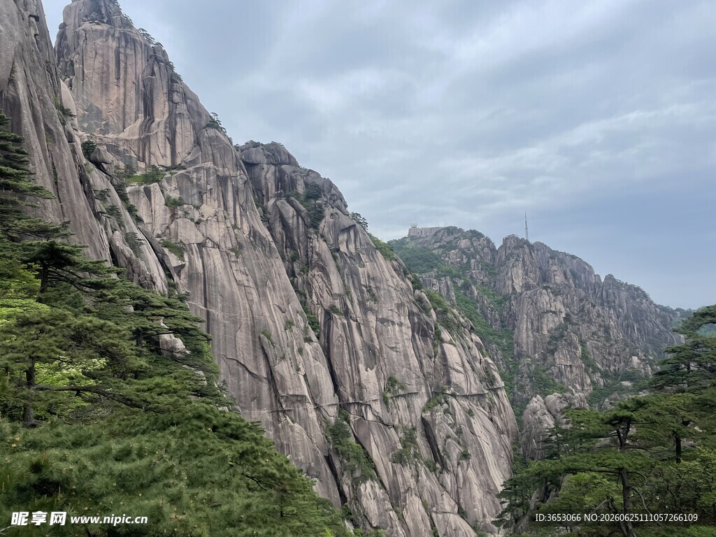 壮丽山景峰石与绿植相映