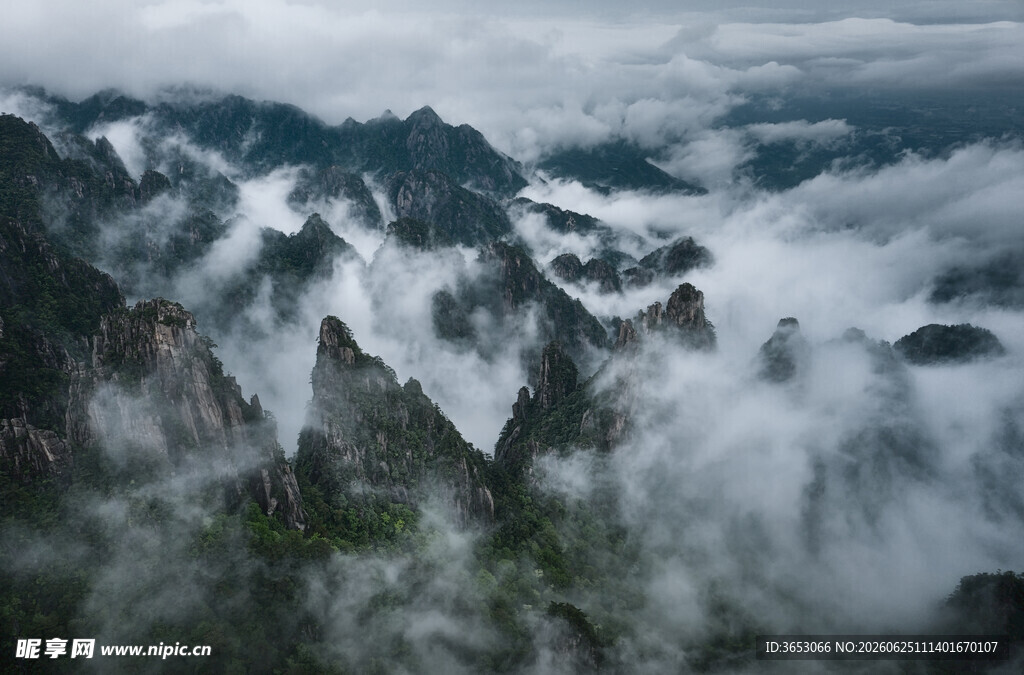 云雾缭绕的壮丽山峦
