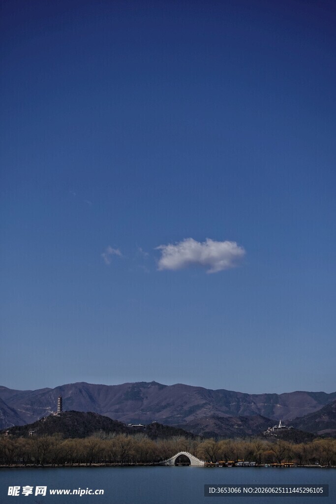 蓝天远山旁的独朵白云