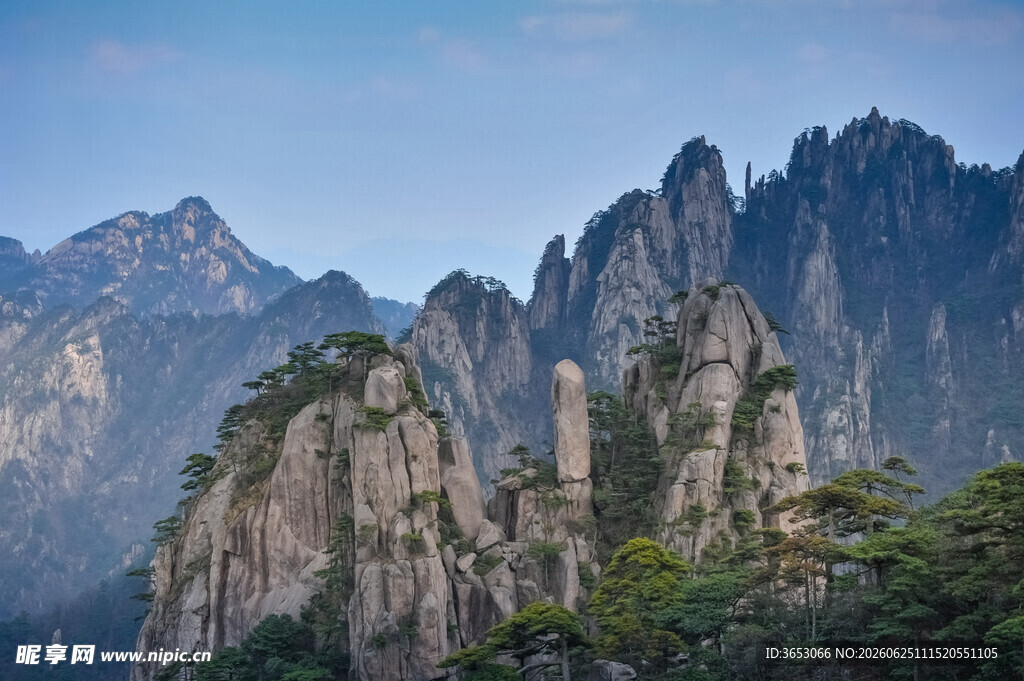 壮丽黄山奇峰景观