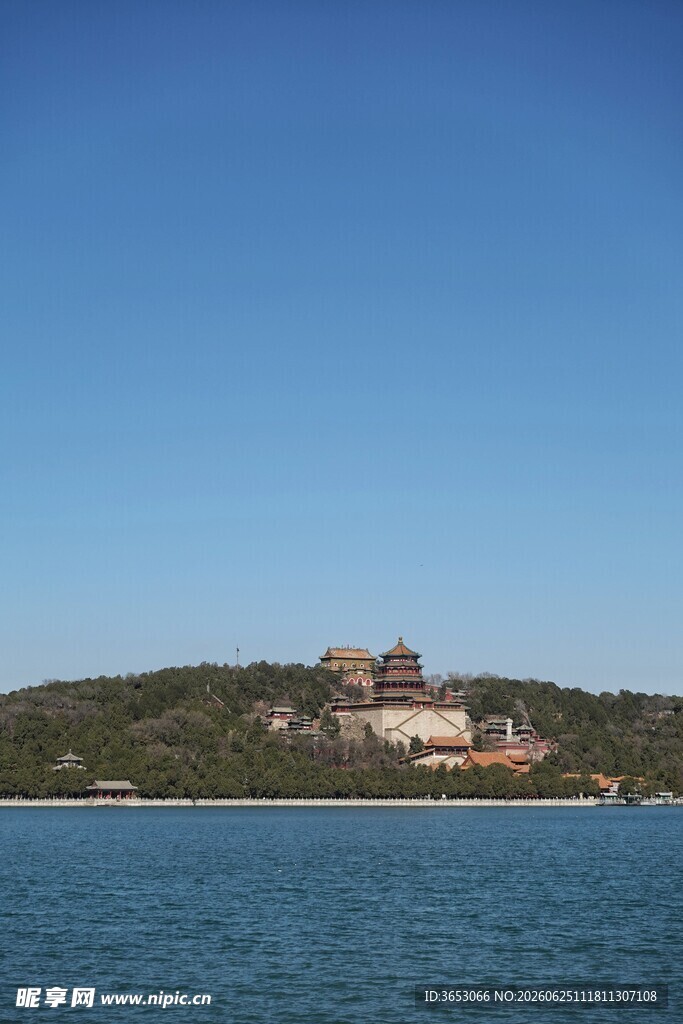 海边青山上的宏伟建筑