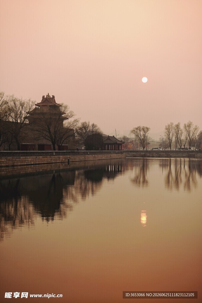 夕阳下的湖景古建筑倒影