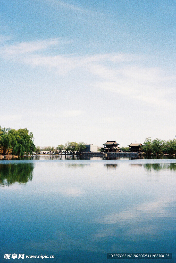 平静湖面与岸边景致