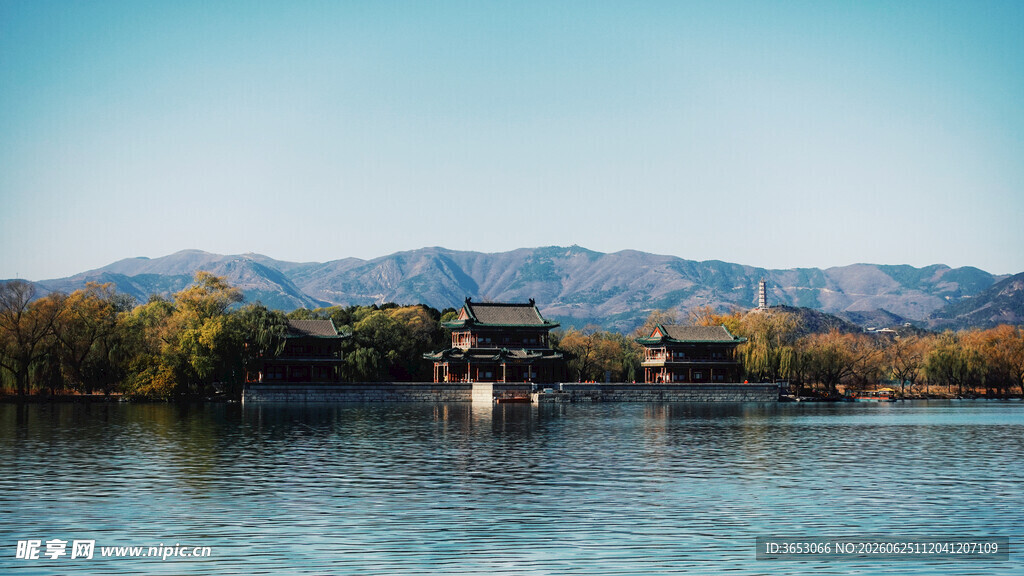 湖畔古建映秋色