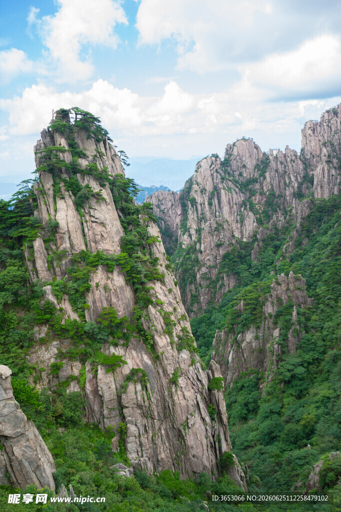 峻峭山峰与葱郁植被景观