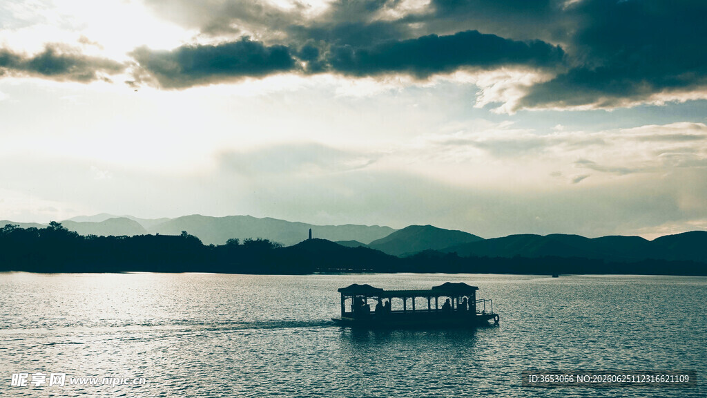湖中小船伴云景