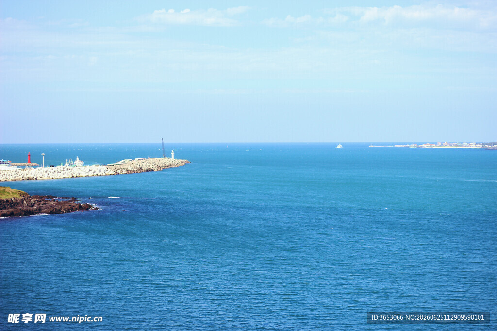 蓝色大海的宁静海岸线