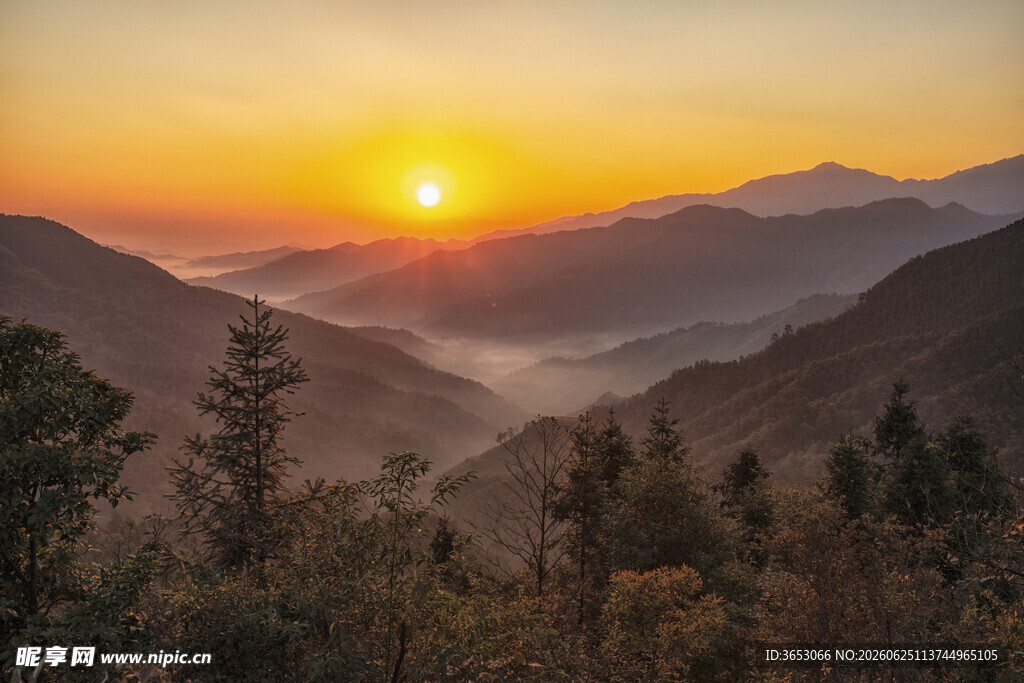 山间日出美景