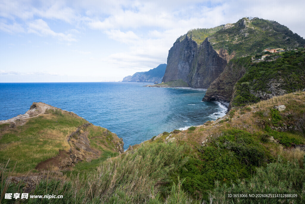 海岸风光青山碧海绿意浓