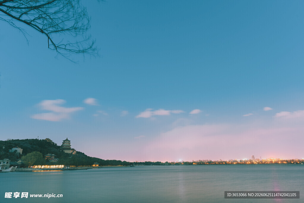 湖畔黄昏美景