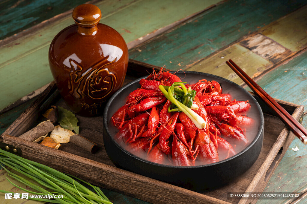 美味小龙虾配古朴酒具