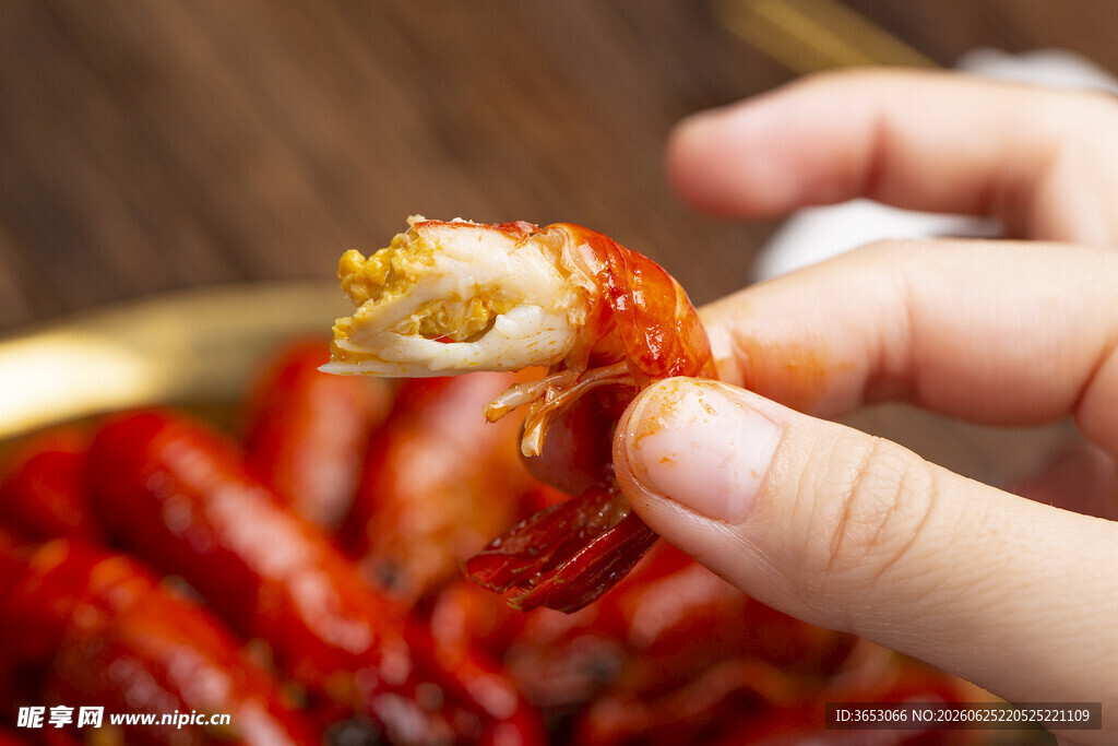 手剥美味小龙虾特写