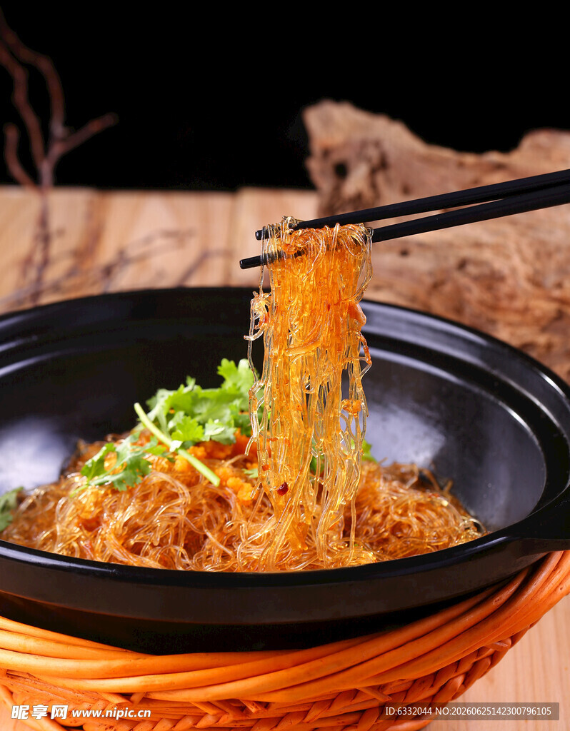 美味粉丝煲筷子夹起瞬间