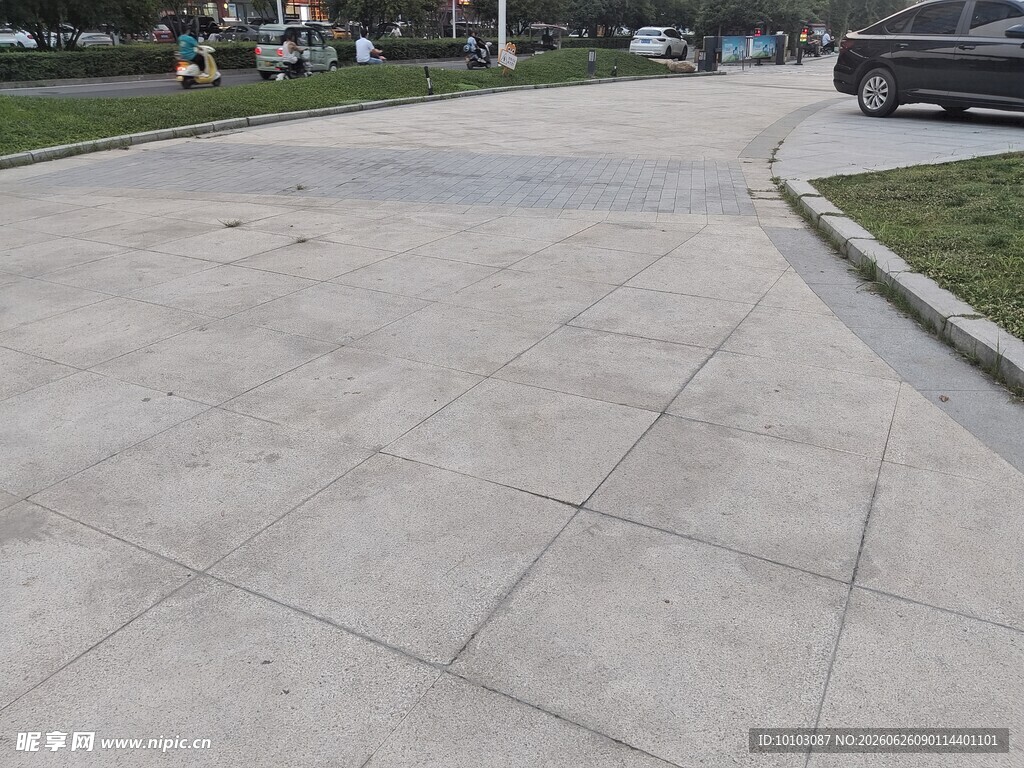 整洁水泥路面街道景象