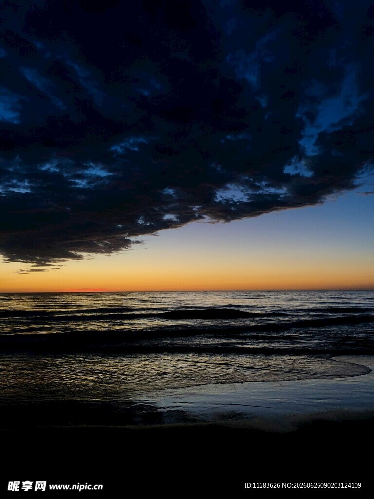 海边日落时分的壮丽景象