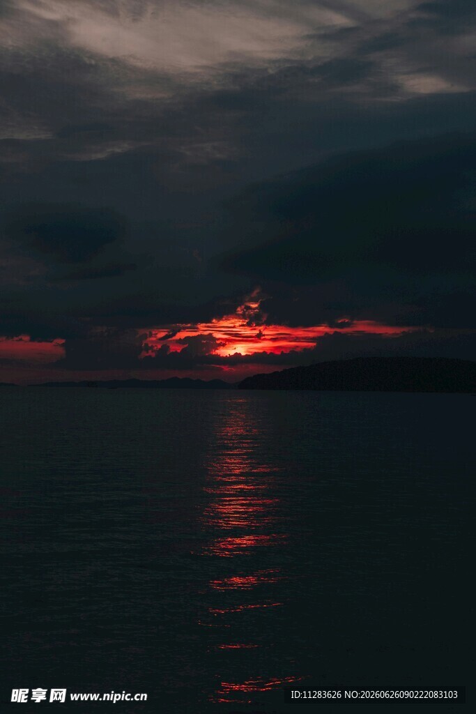 日落时分的海面壮丽景象