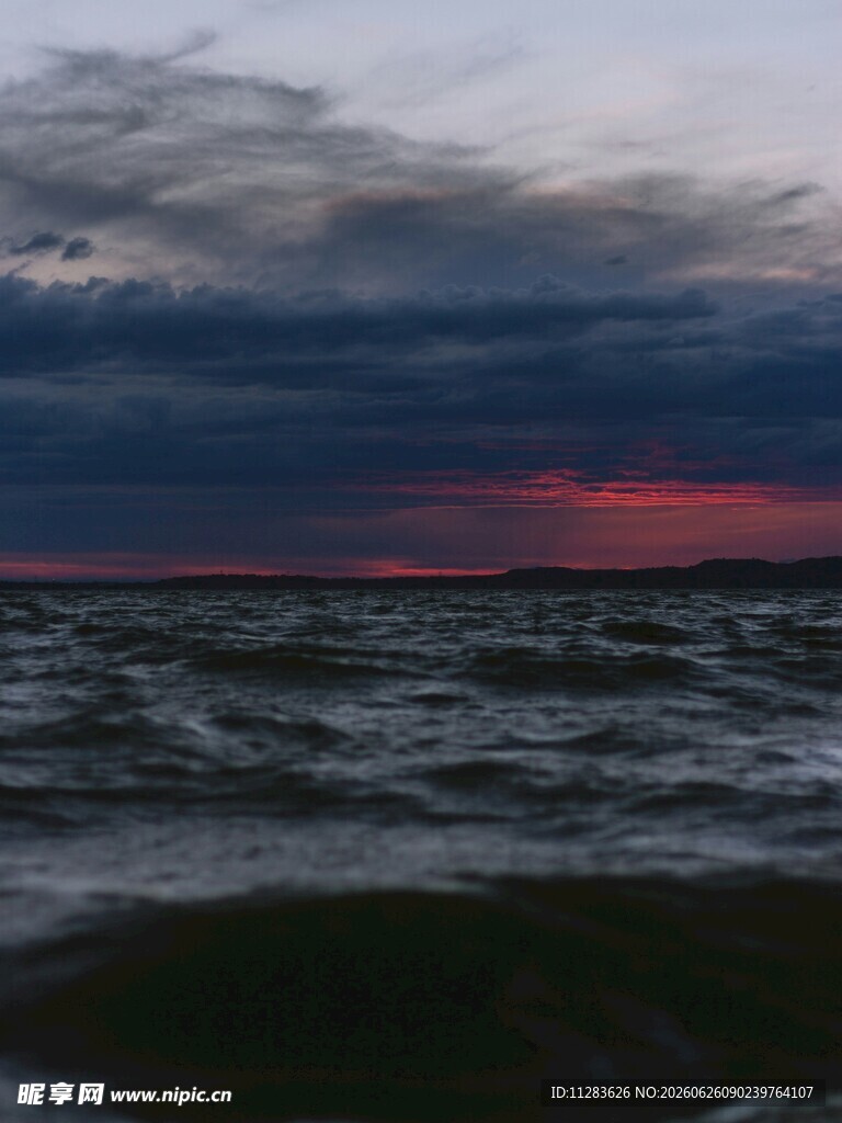 海边日落时分的壮丽景象