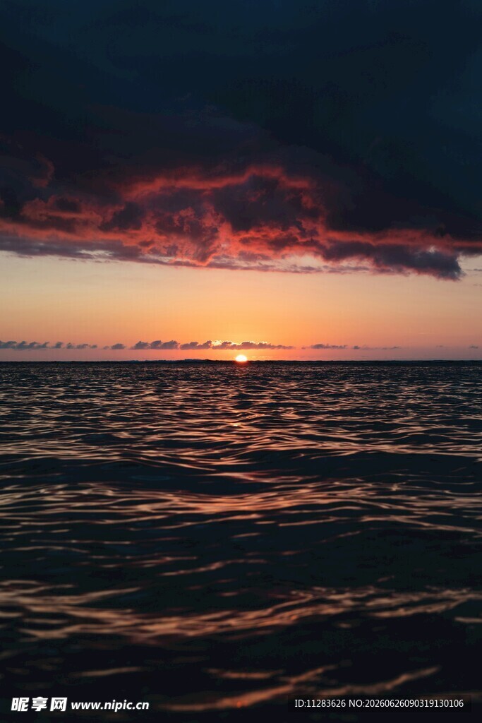海上日落乌云下的壮丽景观