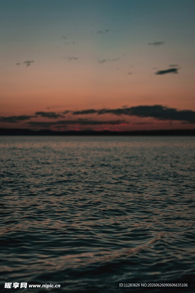海上日落时分的宁静美景