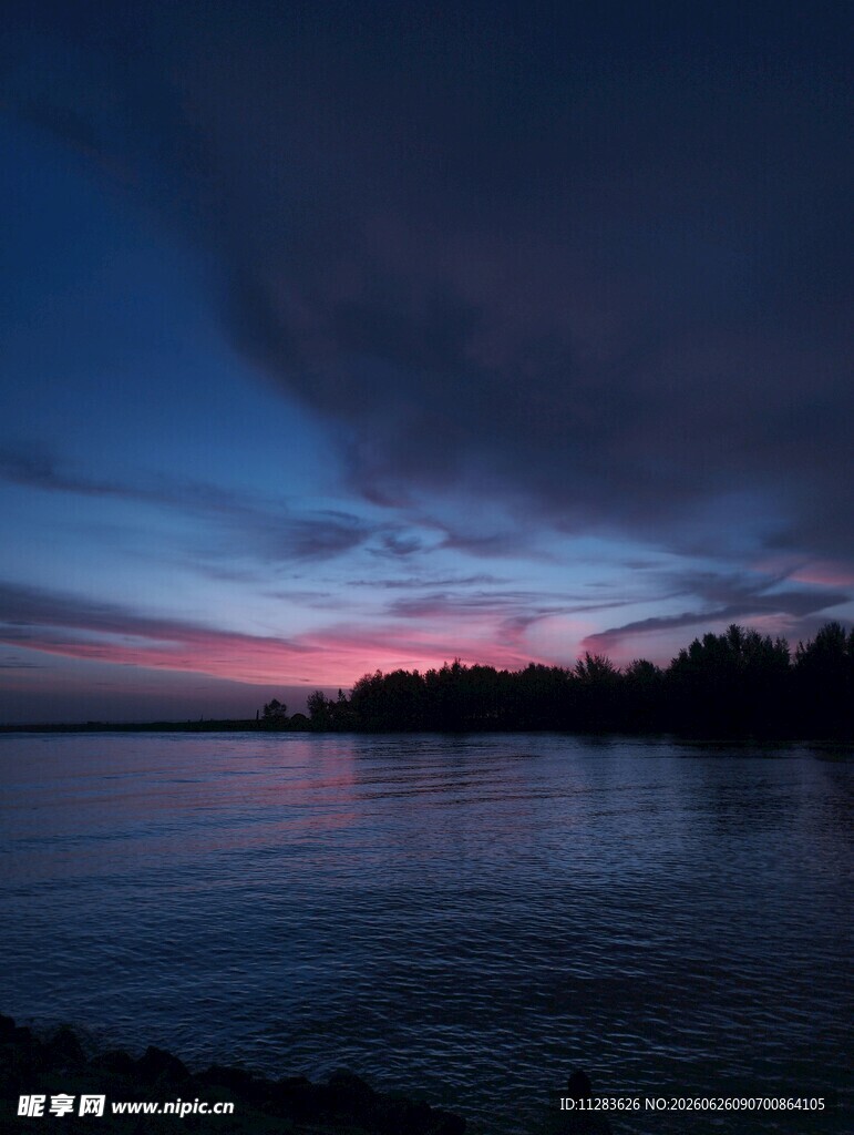 湖畔暮色美景