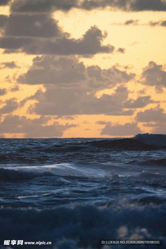 海上日落时分的壮丽景色