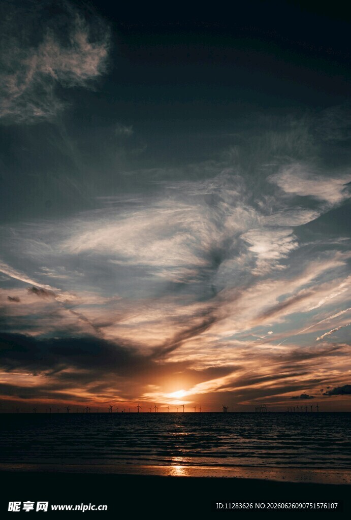海上日落时分的壮丽天空