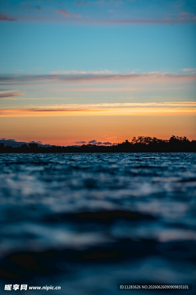 海边日落时分的波光美景