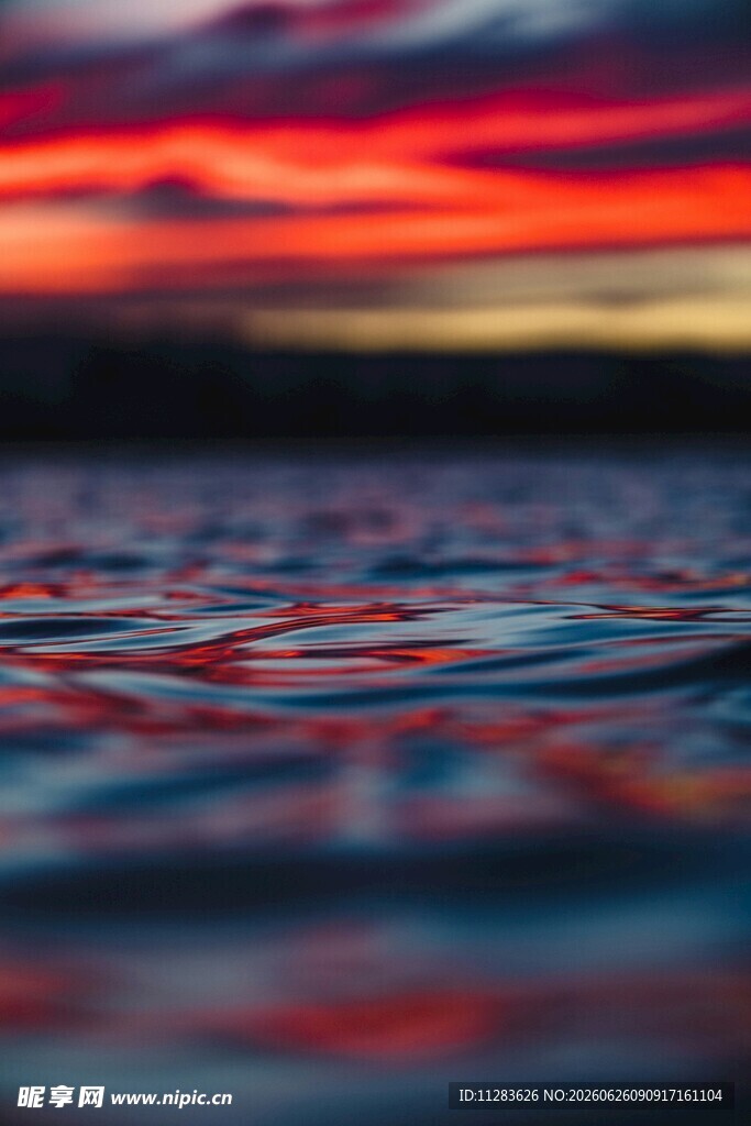 夕阳下波光粼粼的水面