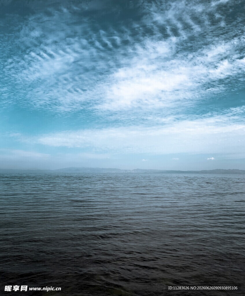 广阔海面与蓝天交织美景
