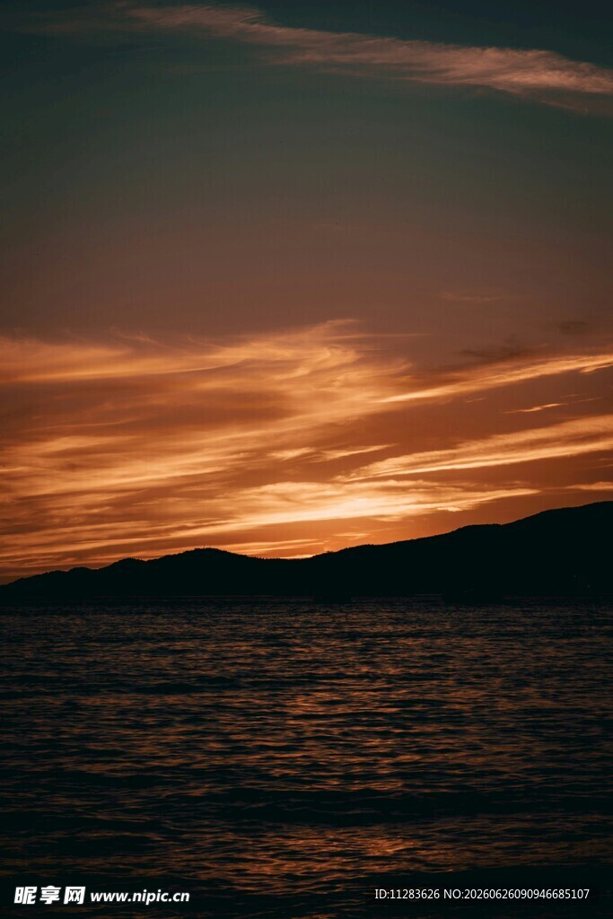 海边日落时分的壮丽景象