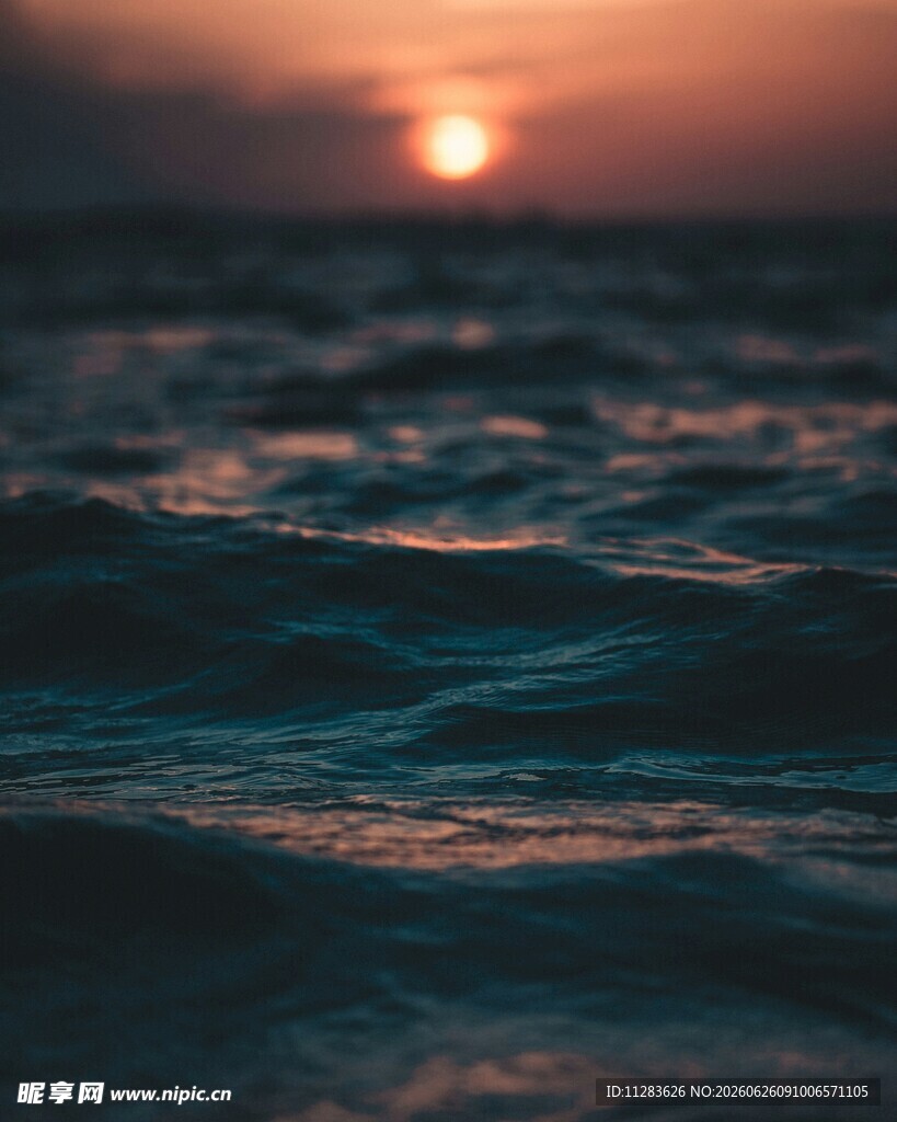 海上日落波光粼粼的美景