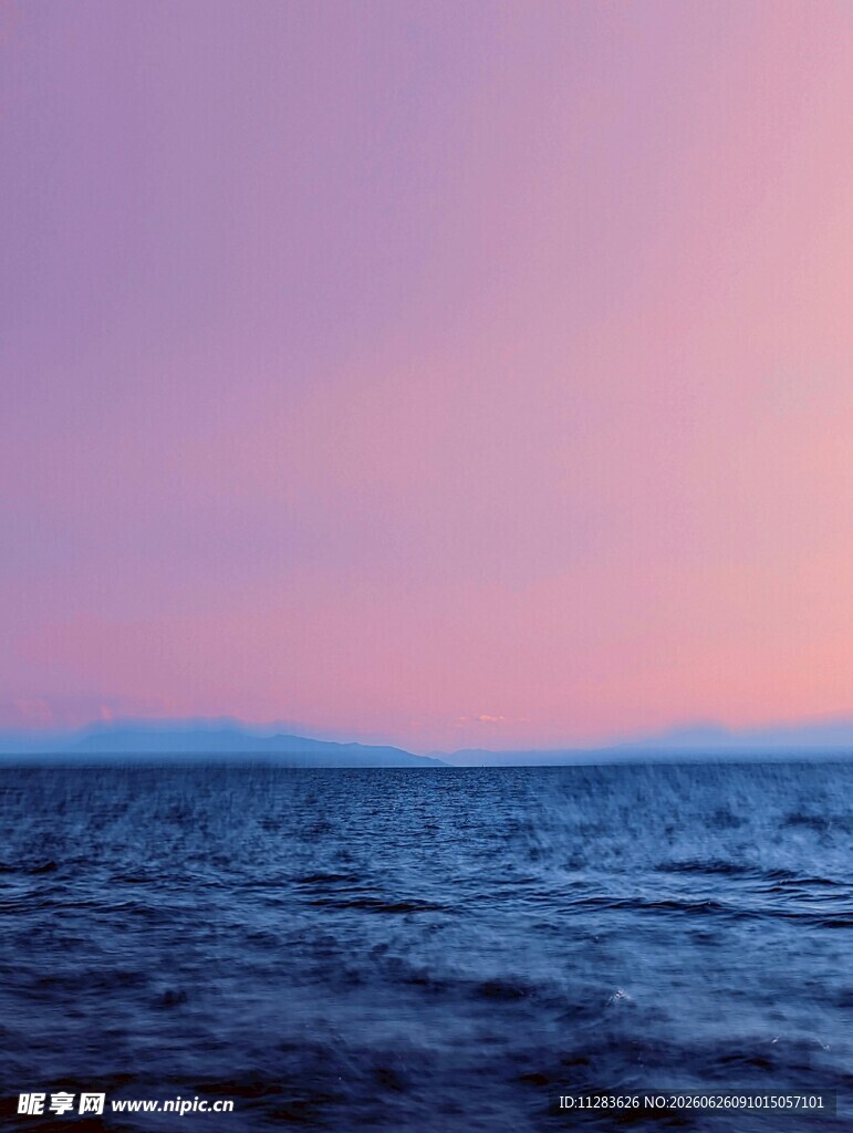 海边浪漫粉紫色天空美景