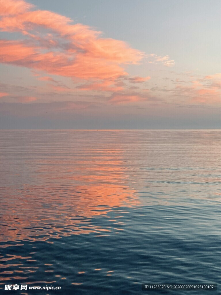 海上绚丽晚霞映照波光
