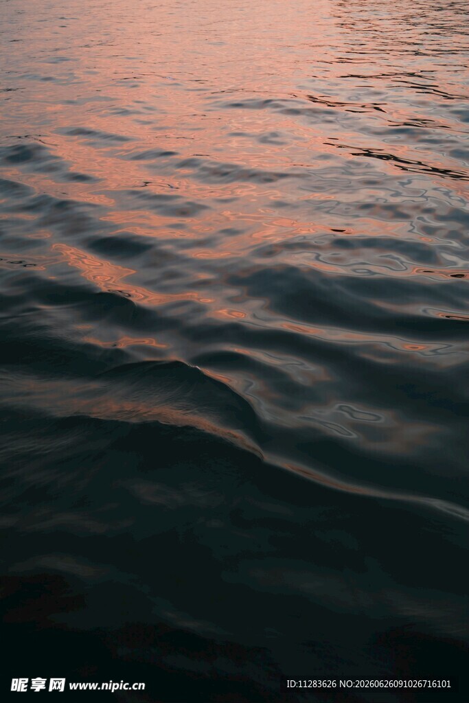 夕阳下的波光粼粼水面