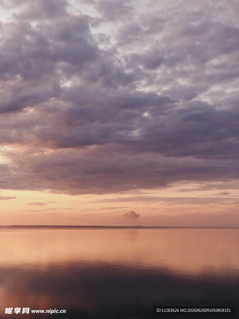 黄昏湖面云影倒映美景