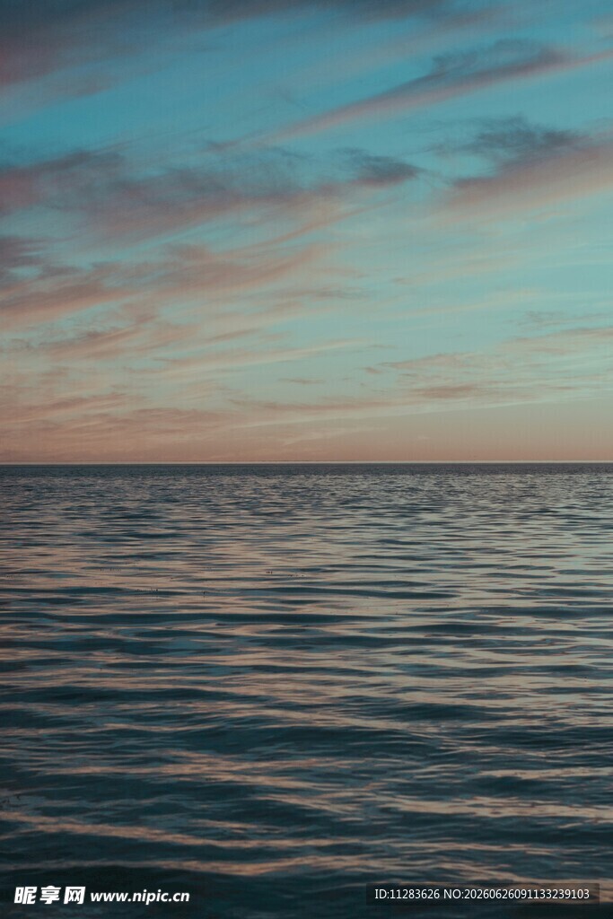 海边日落时分的宁静海面