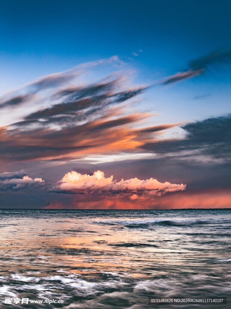 海边绚丽晚霞与翻涌海浪