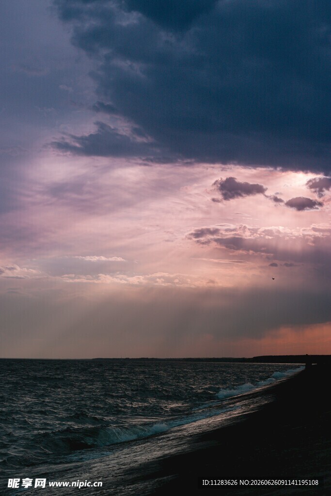 海边暮色阴云下的浪漫景致