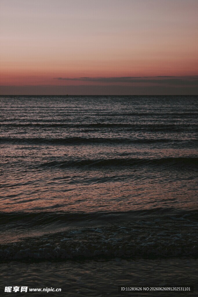 海边日落时分的静谧海面