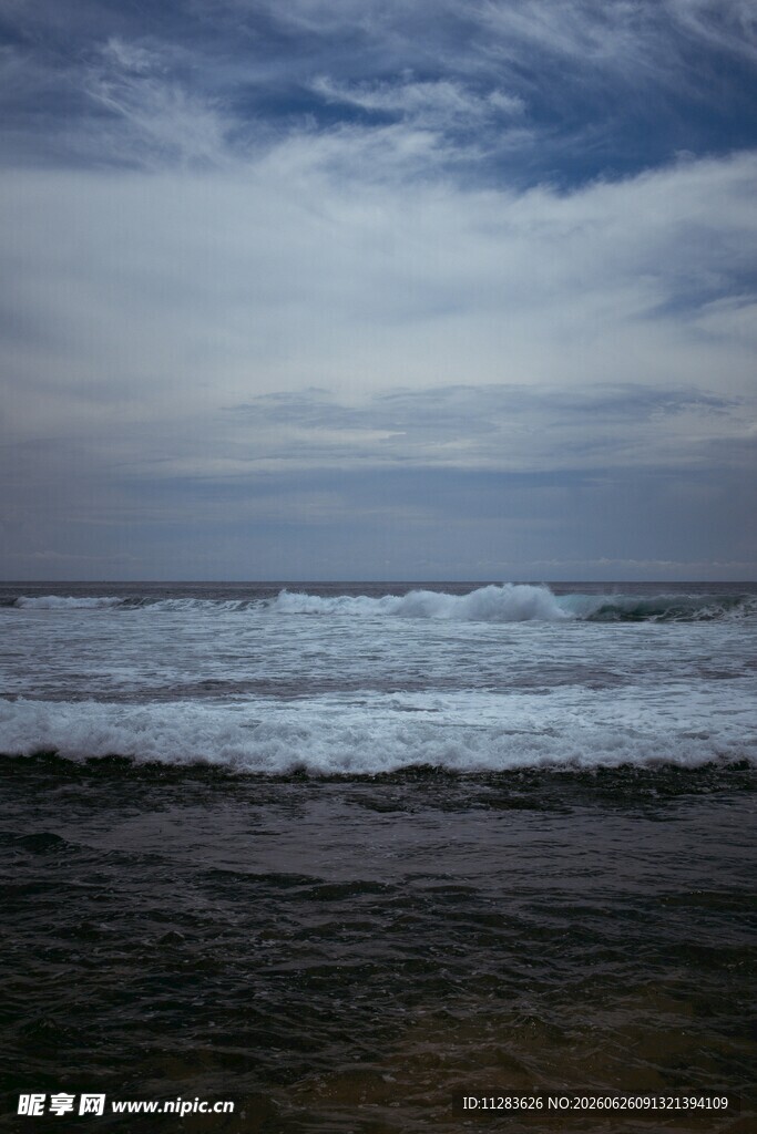 海边海浪与天空景象