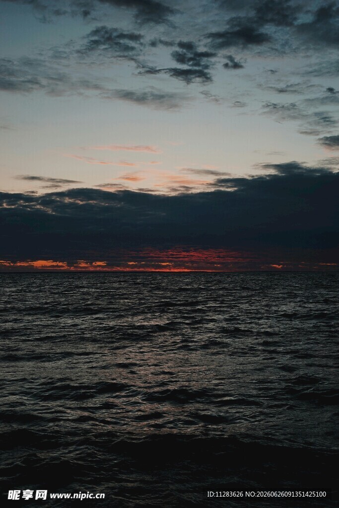 海边日落时分的壮阔景象