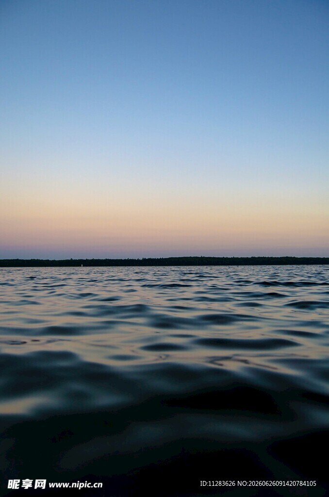 海面日出时分的宁静景象