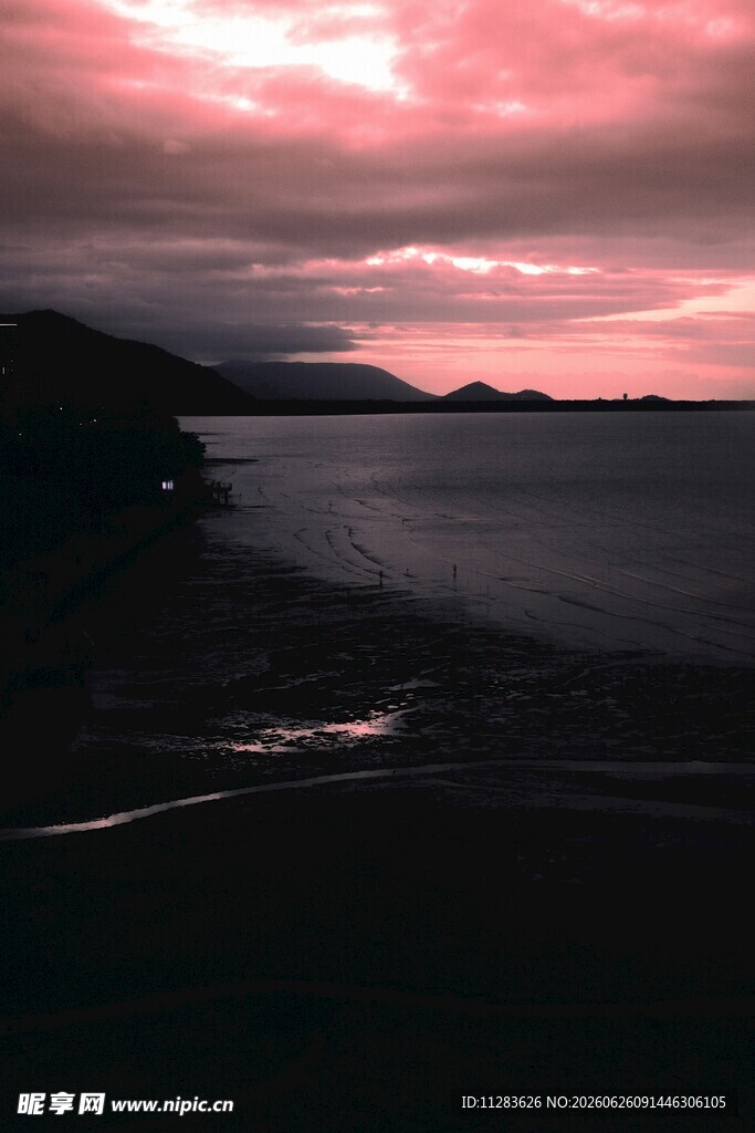 海边粉紫色浪漫日落美景