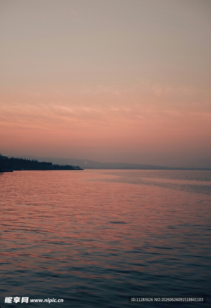 海边日落时分的静谧美景