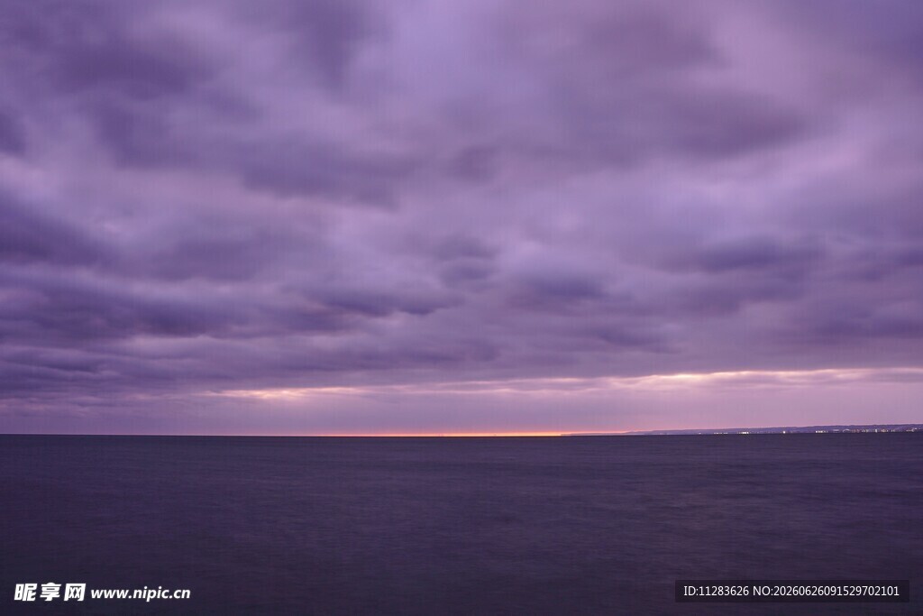 海上黄昏乌云密布景象