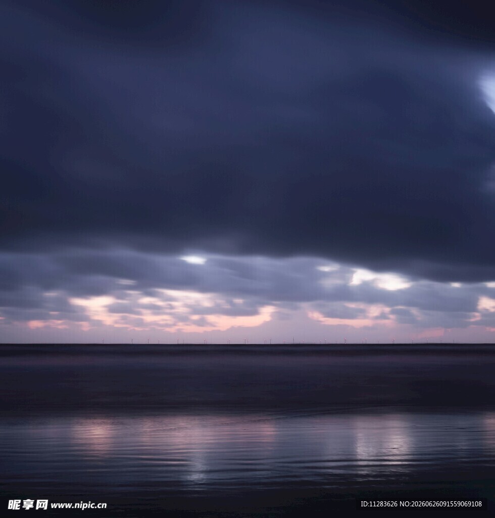 夜幕下平静海面与天空
