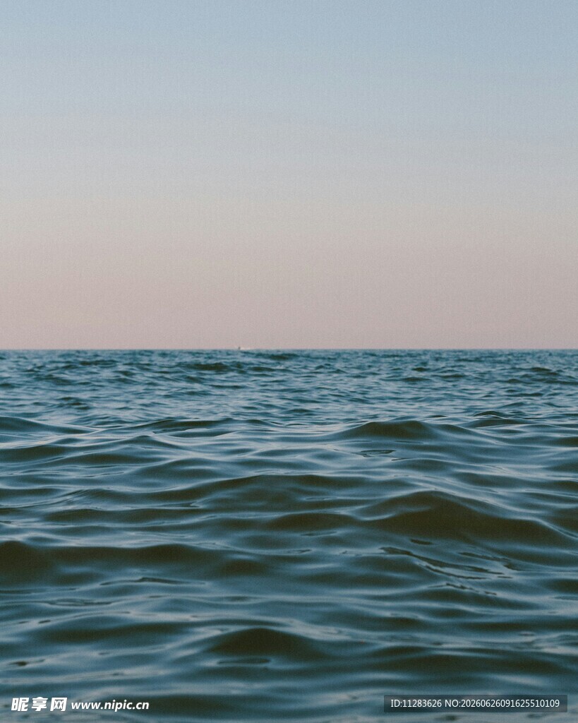 平静海面的自然美景