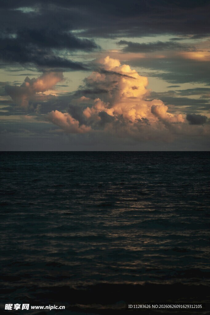 海边日落时分的壮丽海景